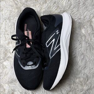 New Balance Women's Black and White Sneakers 9.5WMN 8 MEN